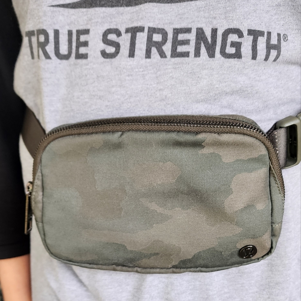 Lululemon Large Everywhere Belt Bag Green like new